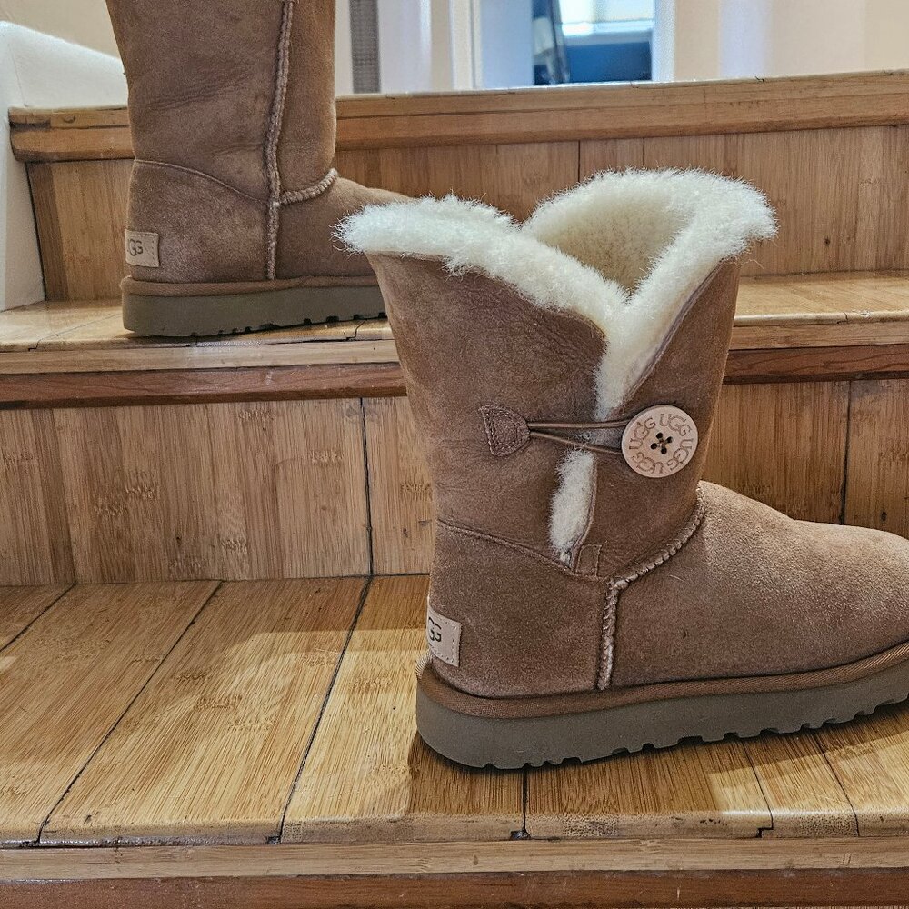UGG short boots - women's size 38